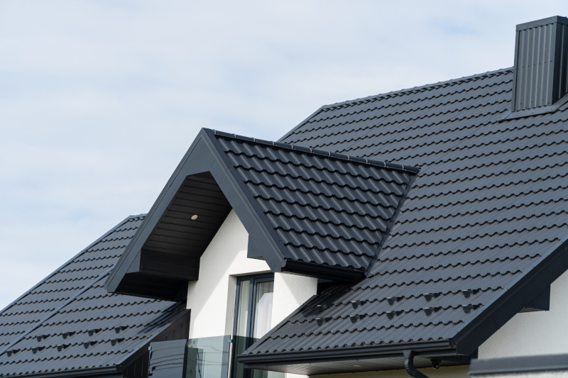 Modernes Dach mit dunklen Ziegeln